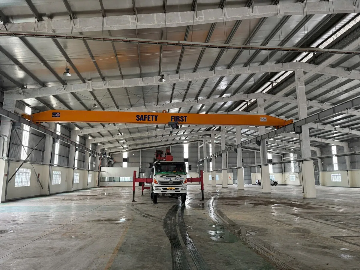Xe cẩu Giang Khôi đang làm việc tại khu công nghiệp Hưng Yên