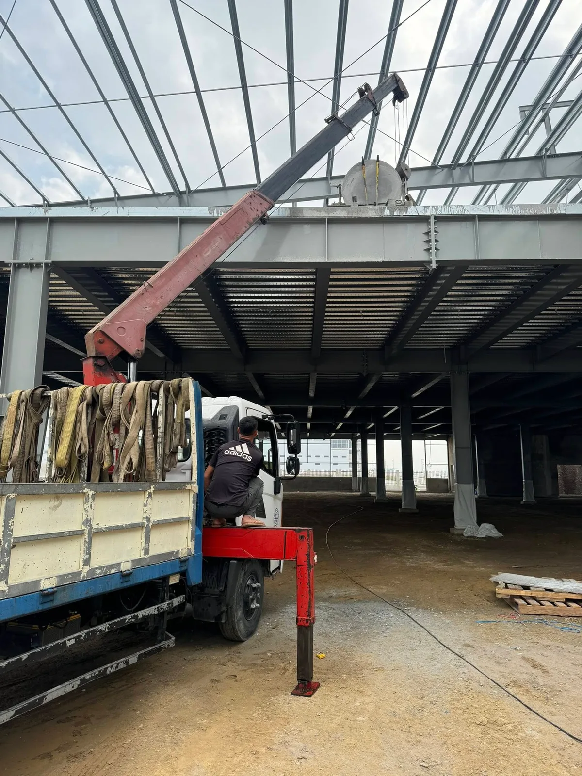 Cẩu đổ bê tông xây dựng nhà cao tầng
