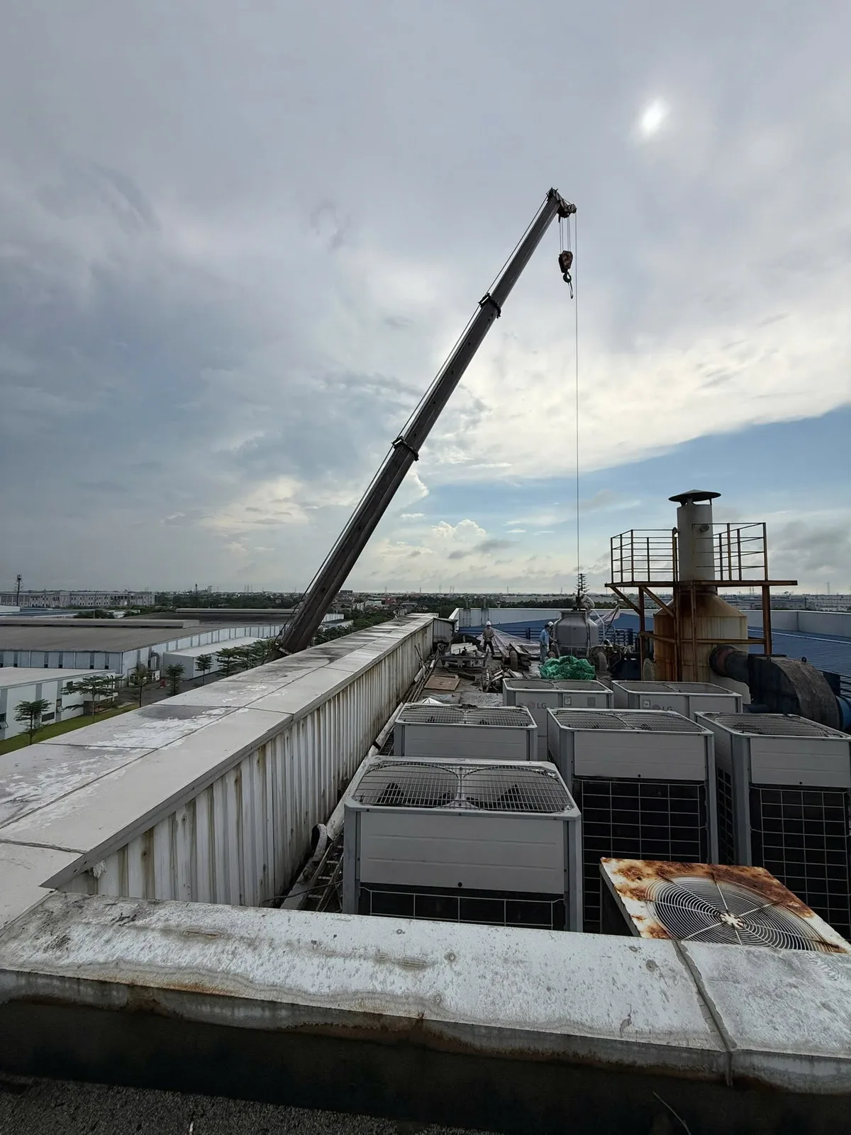 Cẩu lắp bồn nước & Chiller - Xe cẩu Giang Khôi Hưng Yên