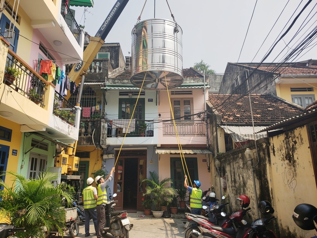 Cẩu lắp bồn nước & Chiller - Xe cẩu Giang Khôi Hưng Yên [Ảnh minh họa]