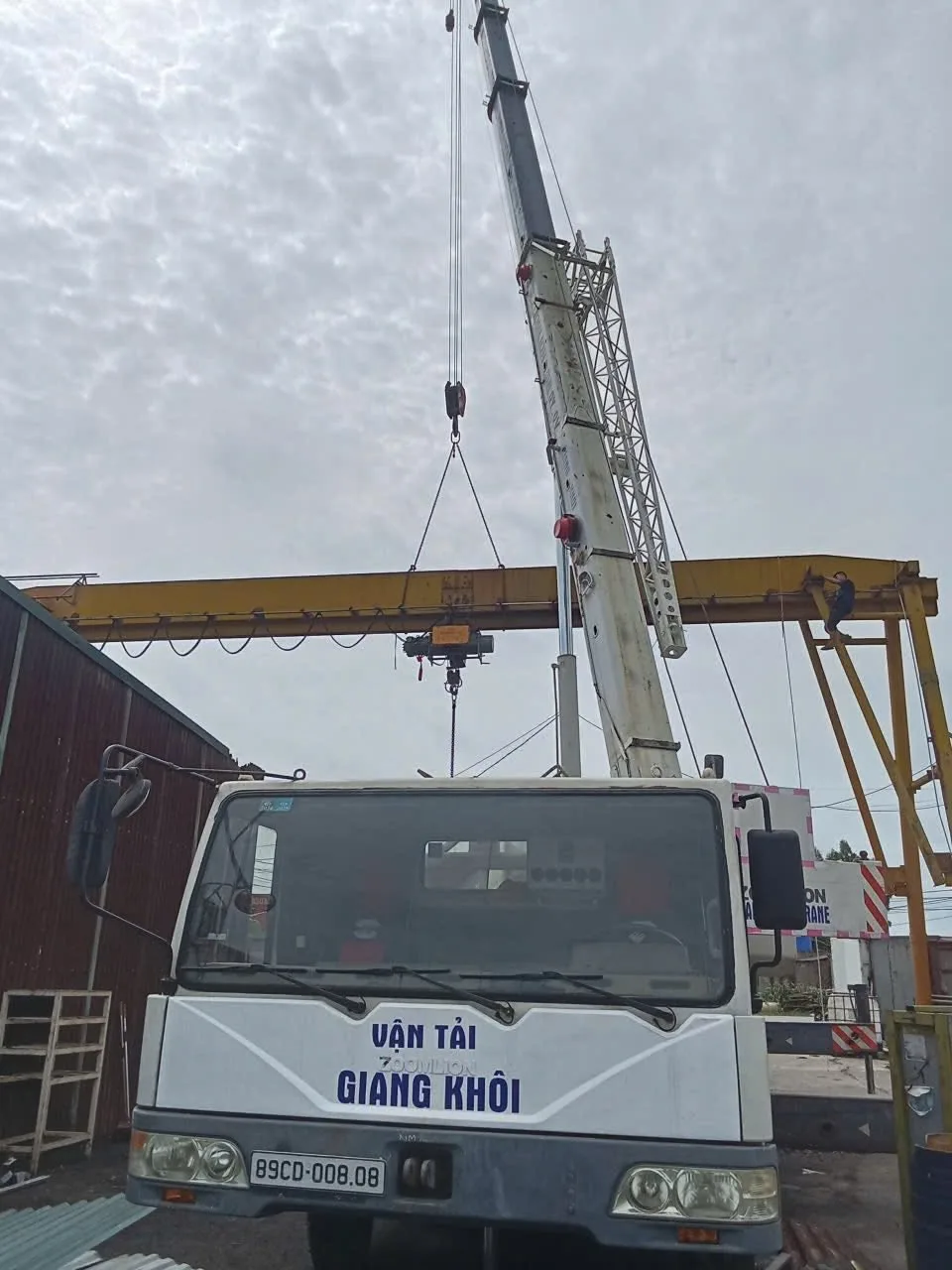 Cứu hộ xe tải lật - Xe cẩu Giang Khôi Hưng Yên