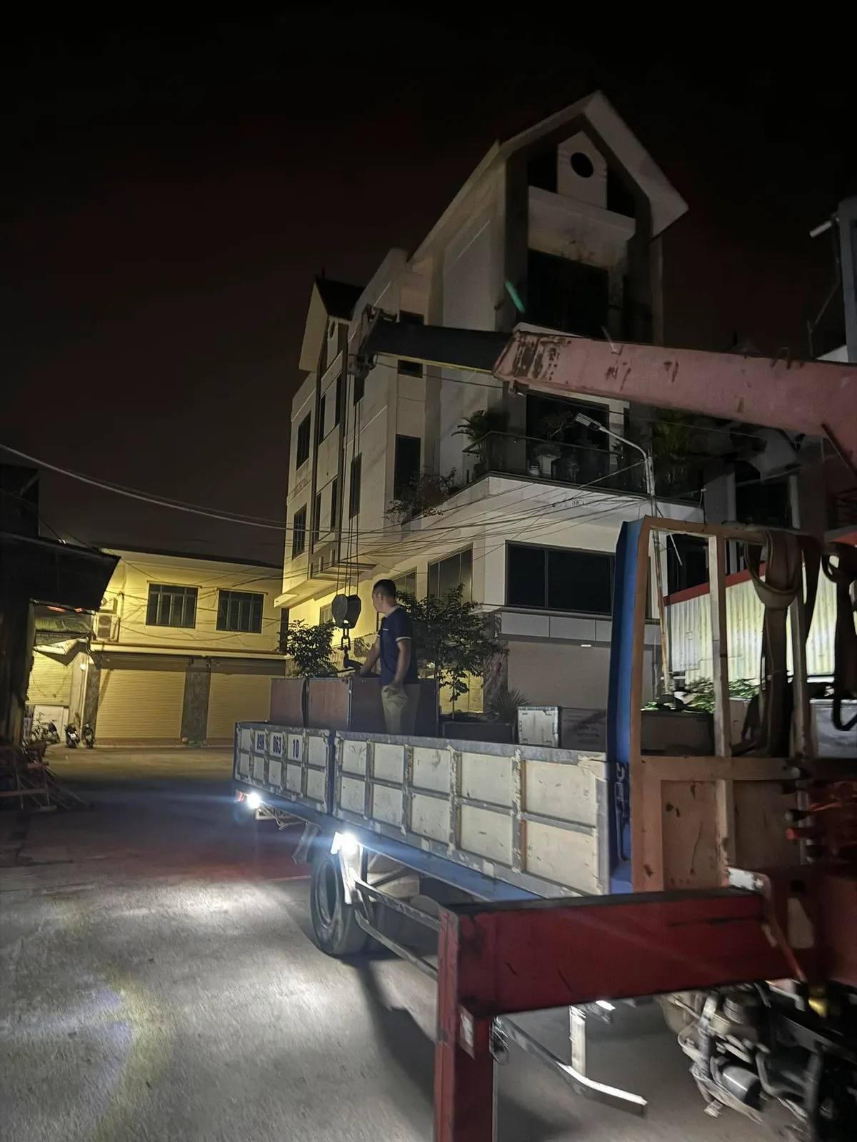 Cẩu đồ lên tầng cao — Xe cẩu Giang Khôi Hưng Yên