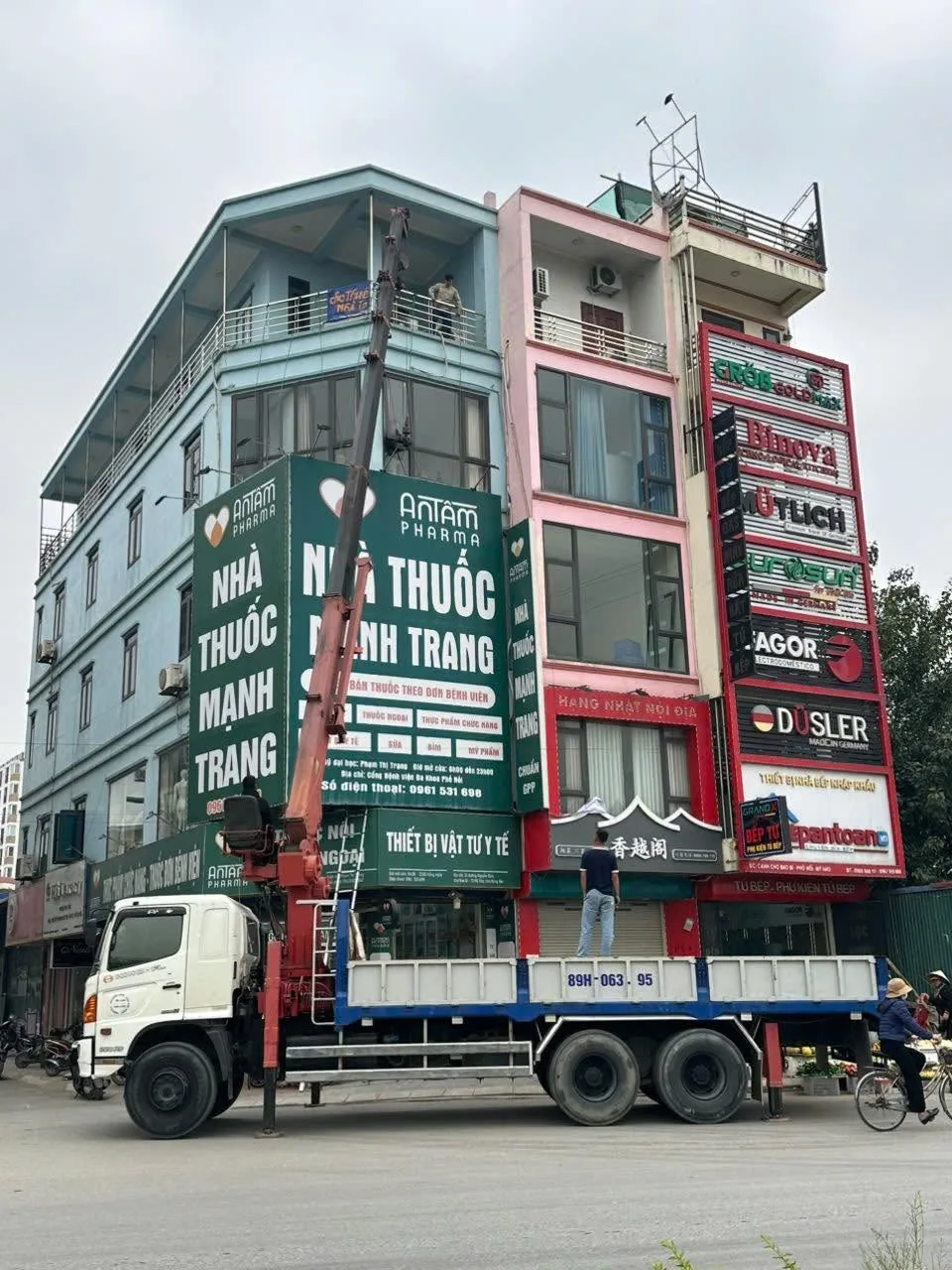 Xe cẩu tự hành Giang Khôi lắp biển hiệu quảng cáo cho nhà xưởng tại KCN Hưng Yên