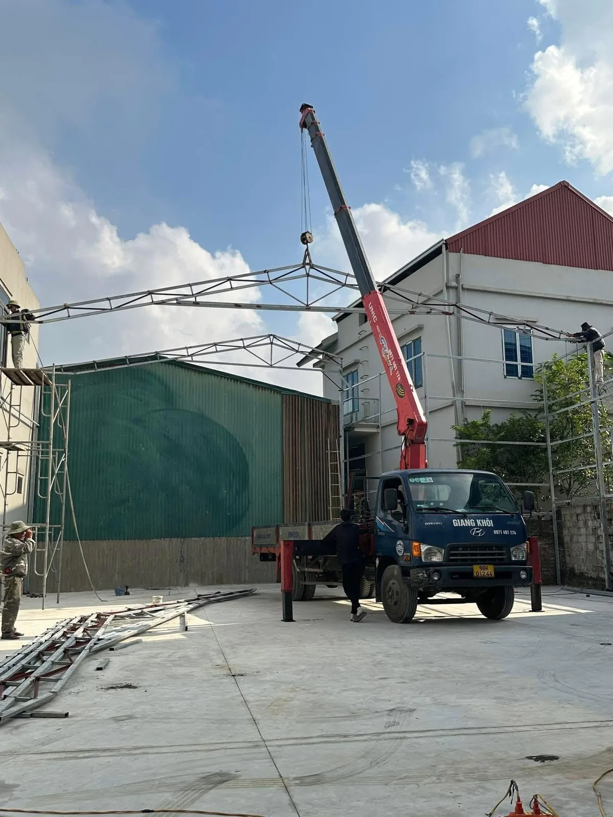 Xe cẩu chuyên dụng Kato của Giang Khôi đang lắp dựng cột thép và vì kèo nhà xưởng công nghiệp tại Hưng Yên