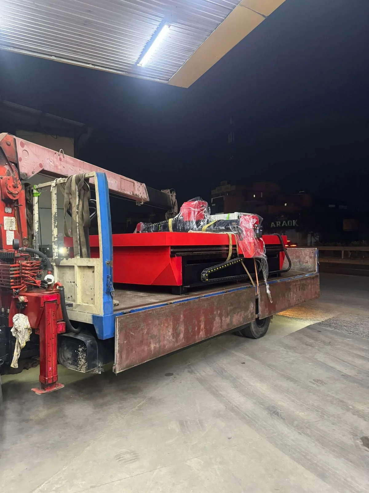 Cẩu di dời máy CNC trong nhà xưởng vào ban đêm