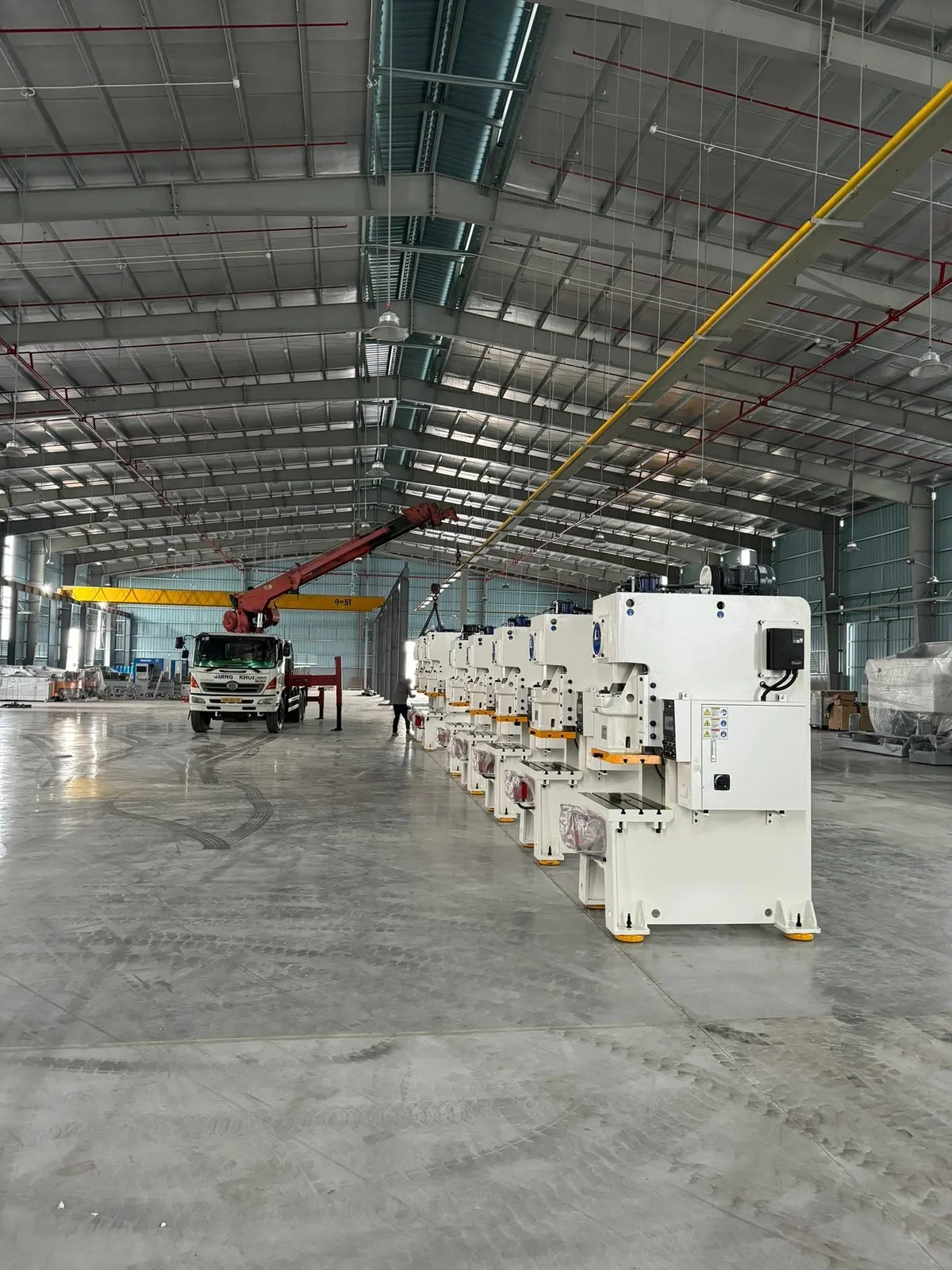 Di dời dây chuyền máy ép nhựa nhà xưởng